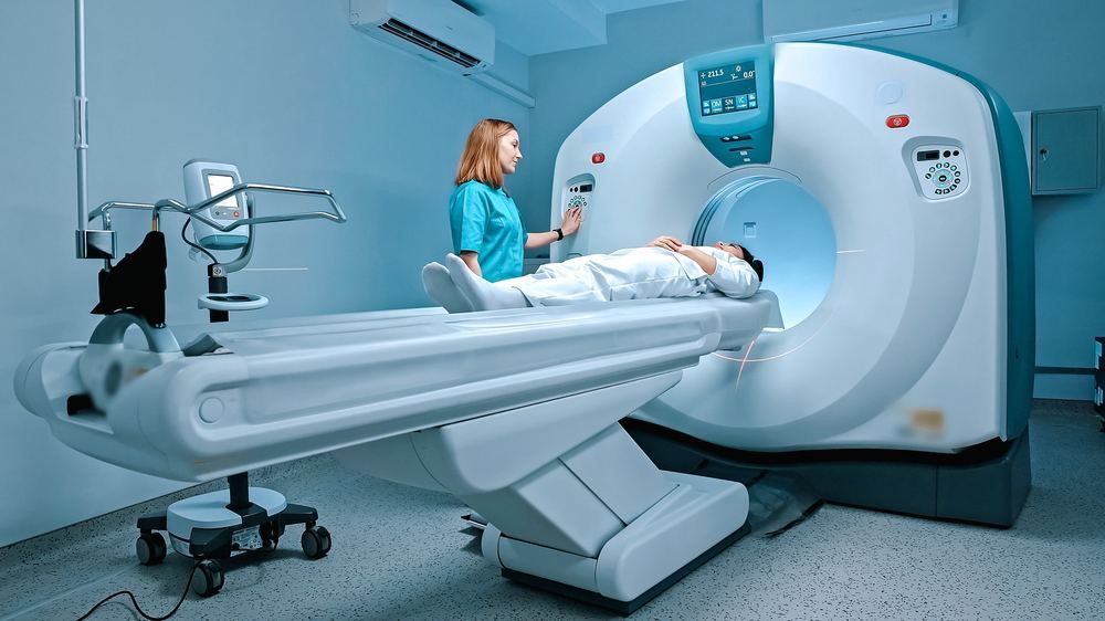 X-ray and imaging doctor in Kiris | Online Prescription | Technician operating a CT scanner with a patient | E-rx.online