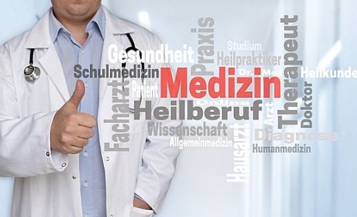 Arzt mit Daumen hoch und Medizin Wortwolke, deutschsprachiger Arzt | Deutschsprachiger Arzt in der Türkei | Online-Arzt | Online-Rezept | E-rx.online