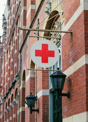 Need Urgent Care in Istanbul Airport? An On-Call Doctor Is | Online Prescription | Red cross sign on a clinic building | E-rx.online