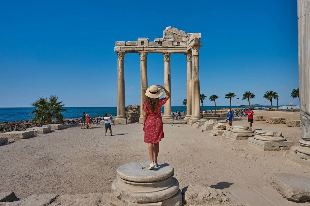 Cold Sores Treatment in Side | Online Prescription | Tourist in a sun hat at the Temple of Apollo in Side, Turkey | E-rx.online